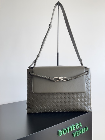 Bottega Veneta Medium Andiamo Messenger 37x26x13cm