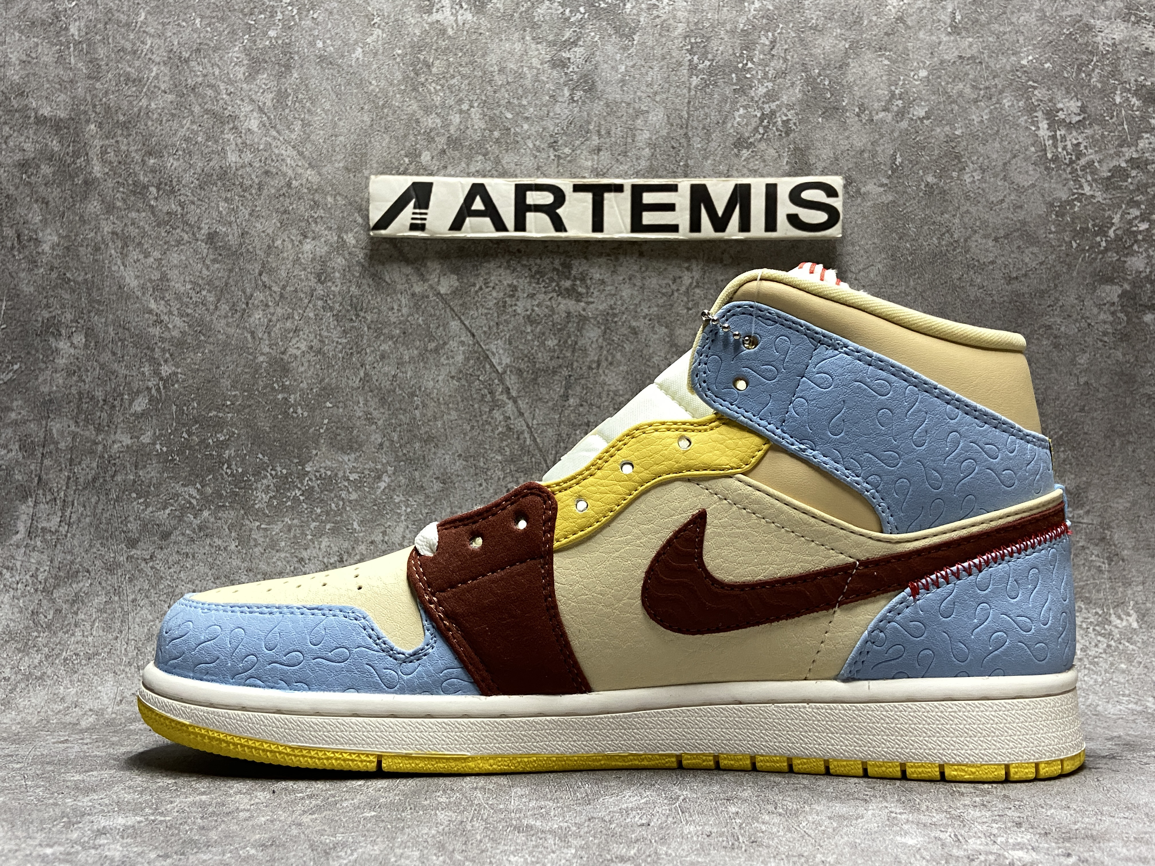 Air Jordan 1 Mid SE Fearless Maison Chateau Rouge