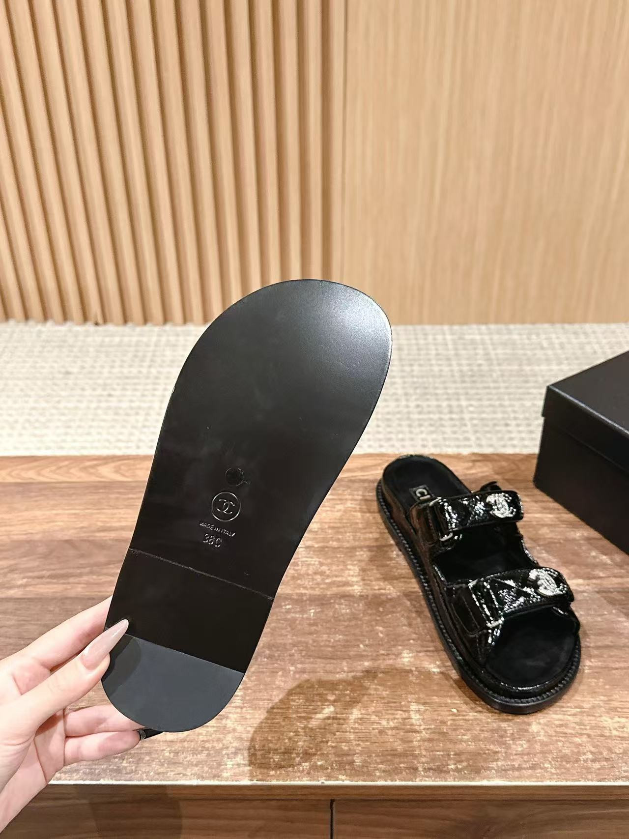 UA Chanel Slides