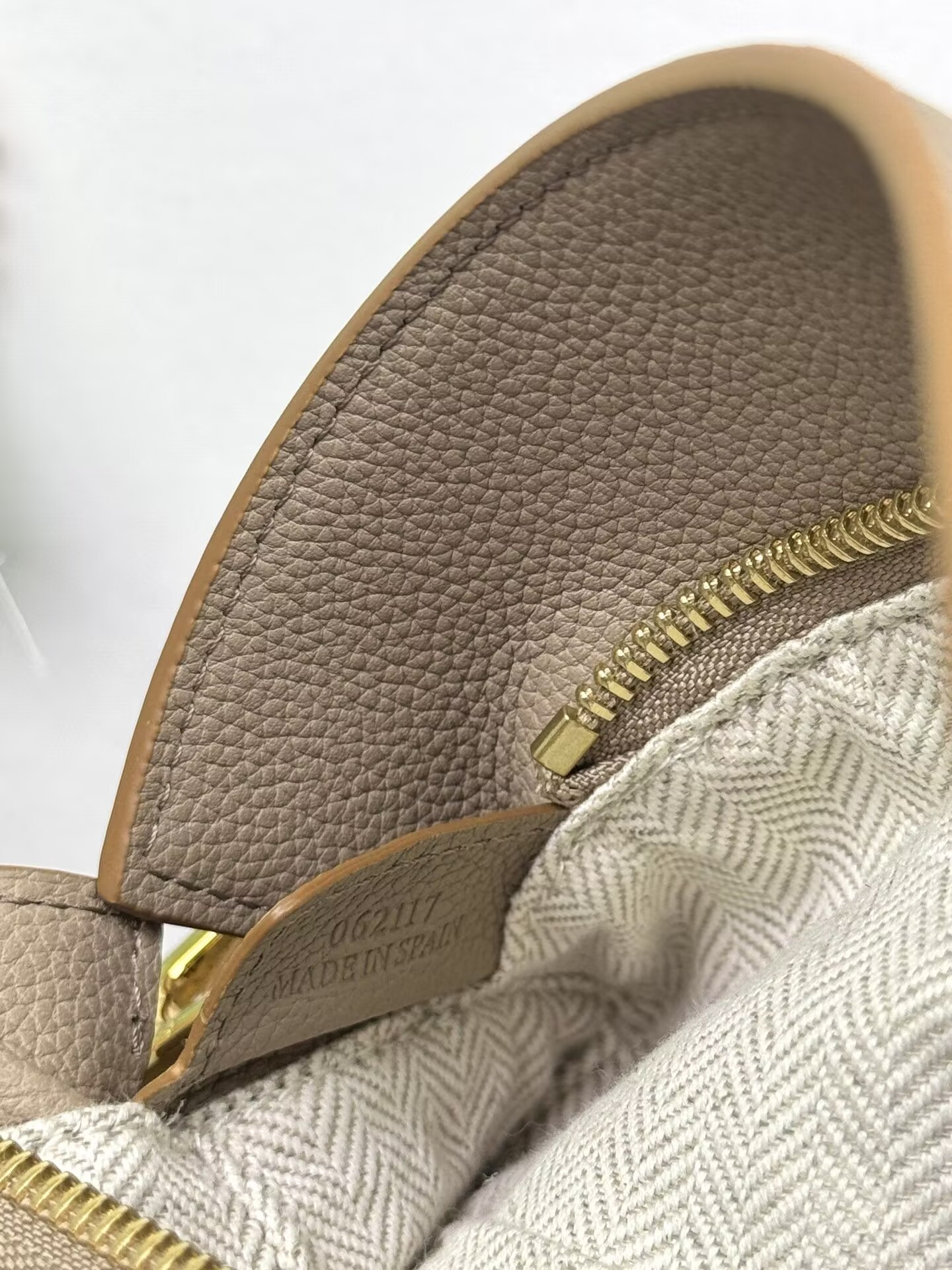 LOEWE Small Puzzle bag in classic calfskin 24x10.5x16.5cm