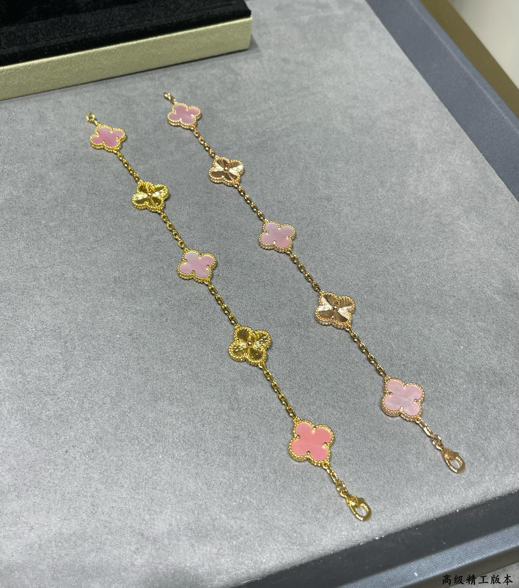 Van Cleef & ArpelsNatural pink shell spacing car flower five flower four leaf clover Bracelet(No refund or exchange)