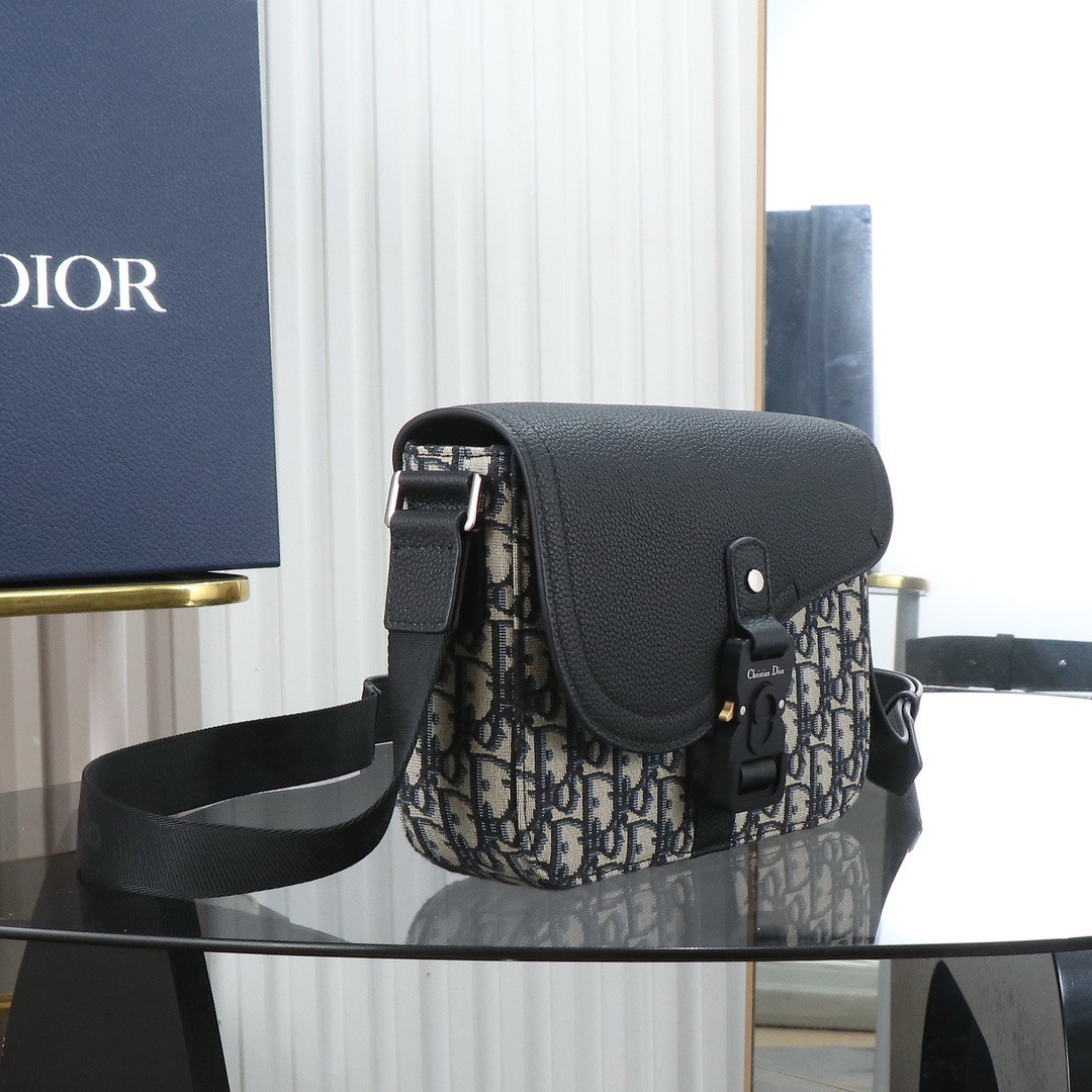 Dior Saddle Messenger Bag with Flap 23 x18 x6cm