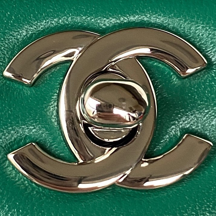 CHANEL SMALL CLASSIC HANDBAG Grained SHINY Calfskin & Silver-Tone Metal Green 5.7 × 9 × 2.3 in