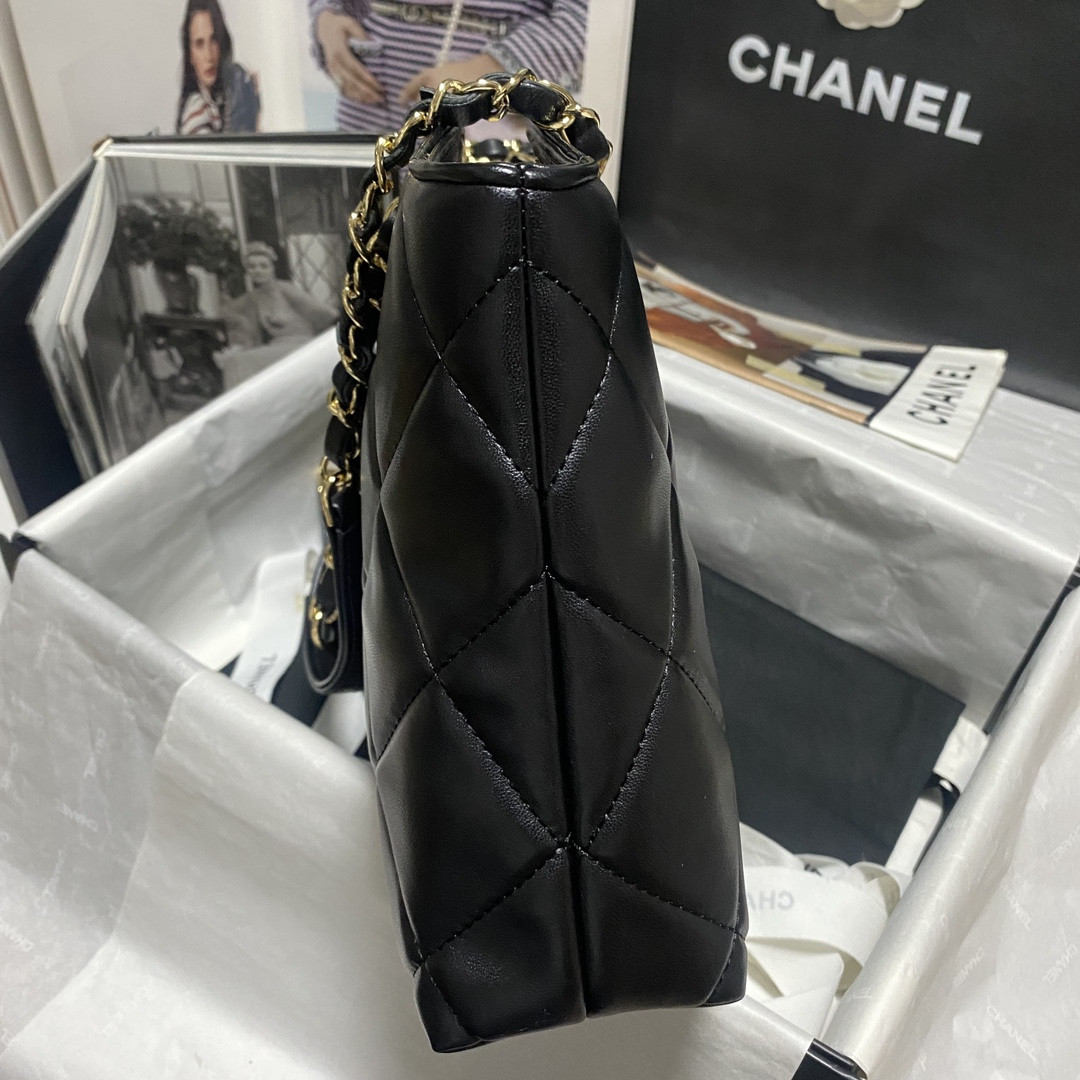 Chanel Shiny Leather Large Shopper Tote Black 33×21×7.5 cm