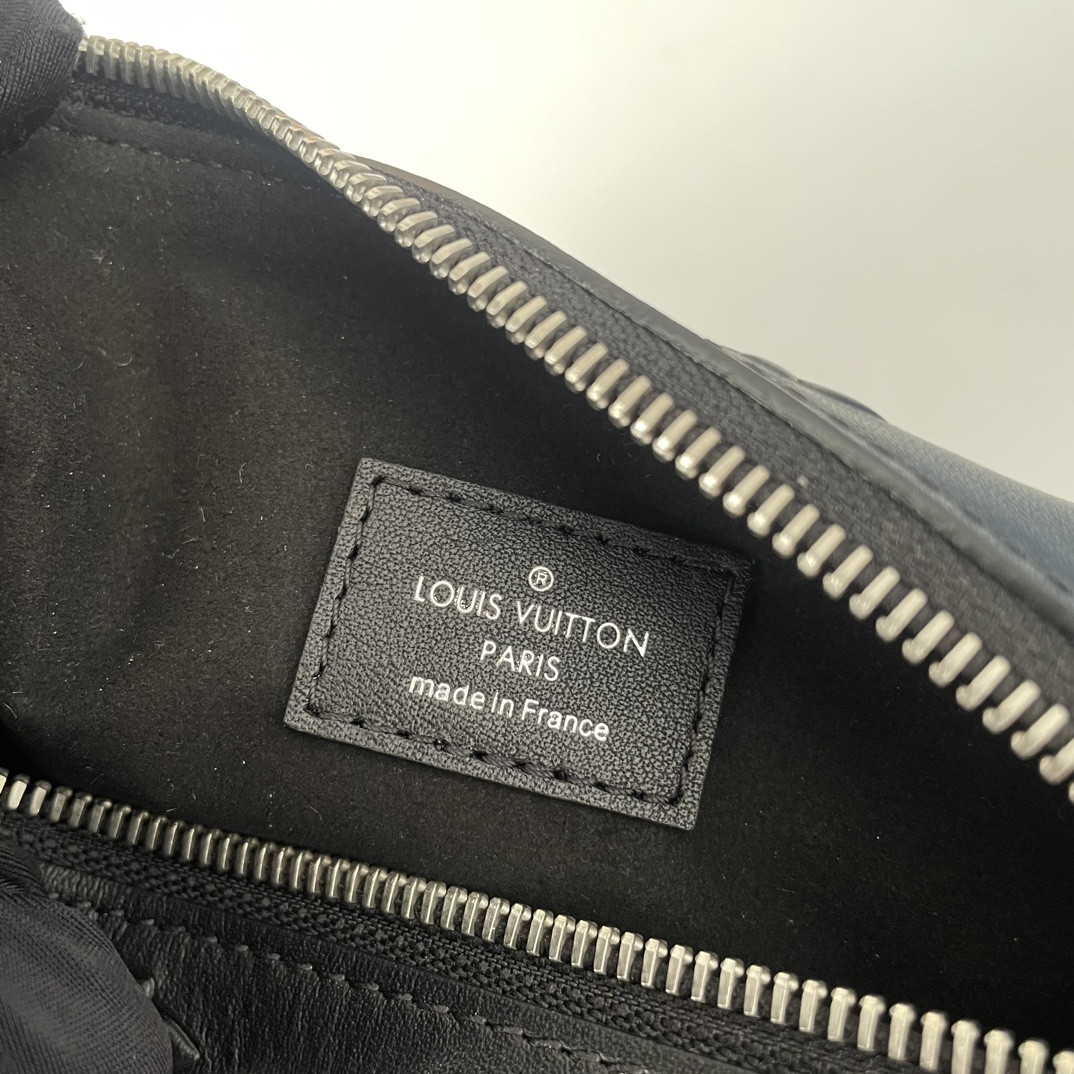 LV M21709 Nicolas Ghesquière Petite Malle 21×14 × 6 cm