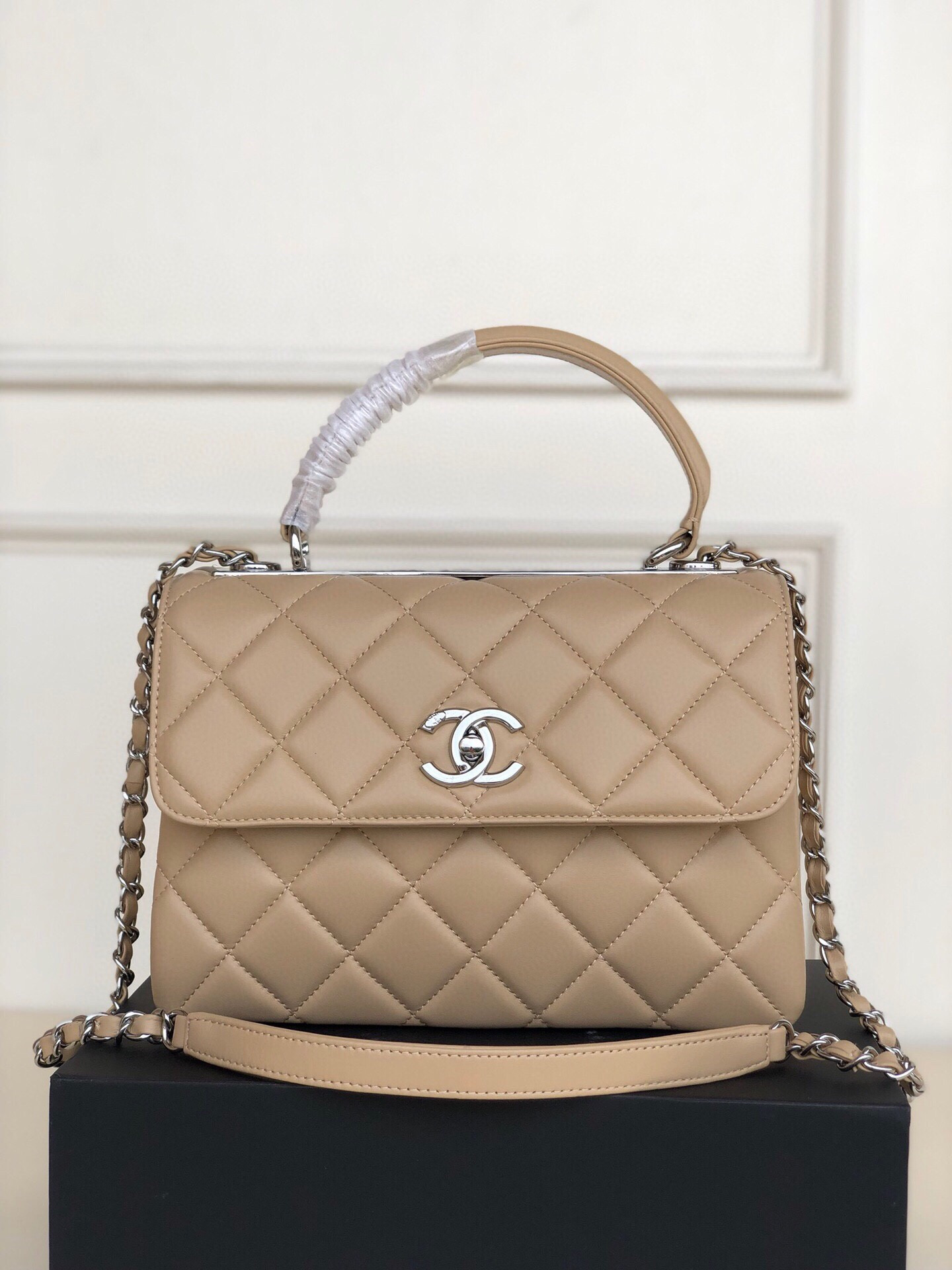 CHANEL FLAP BAG WITH TOP HANDLE 6.6 × 9.8 × 4.7 in