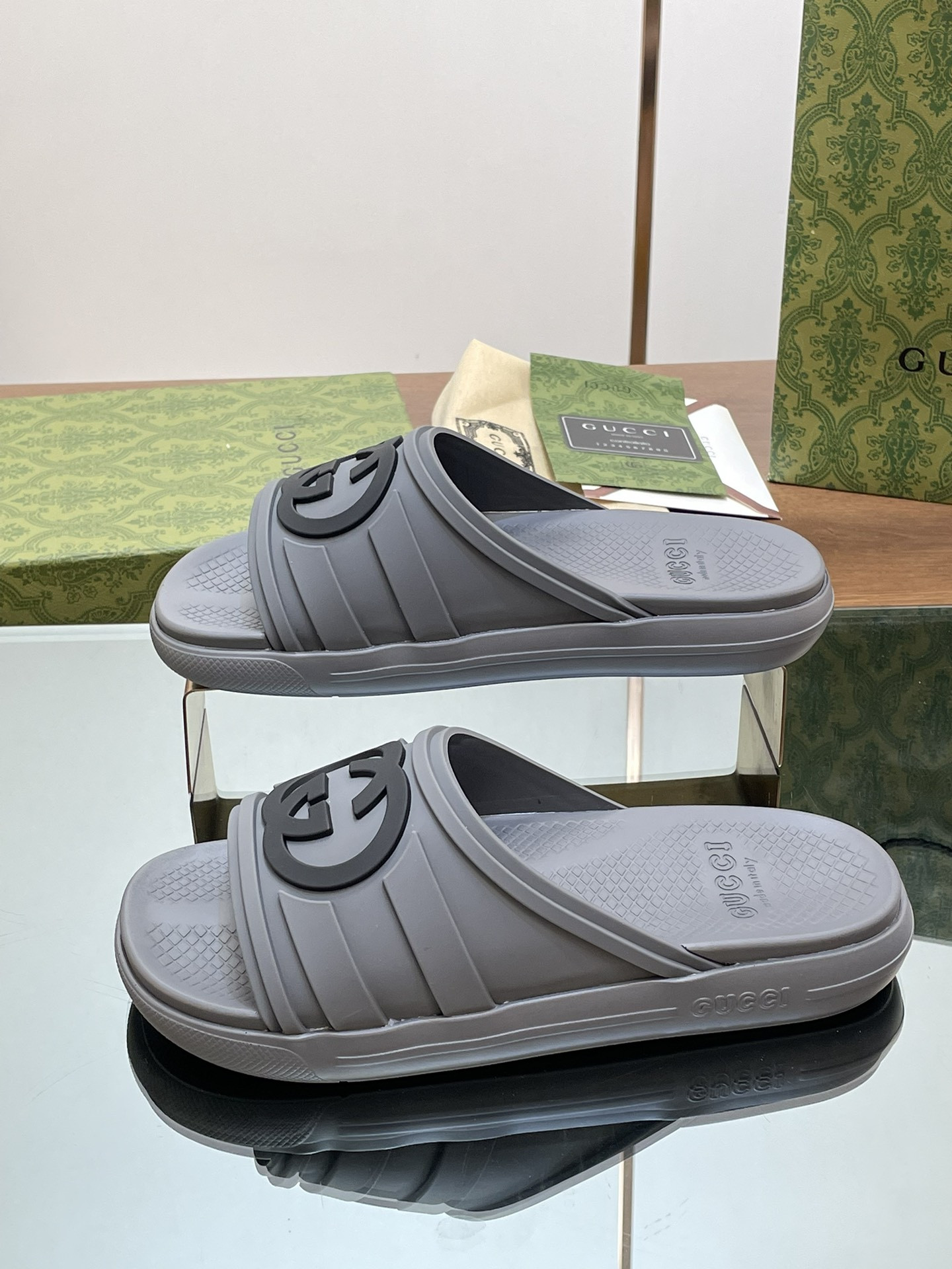 UA GUCCI INTERLOCKING G SLIDE SANDAL