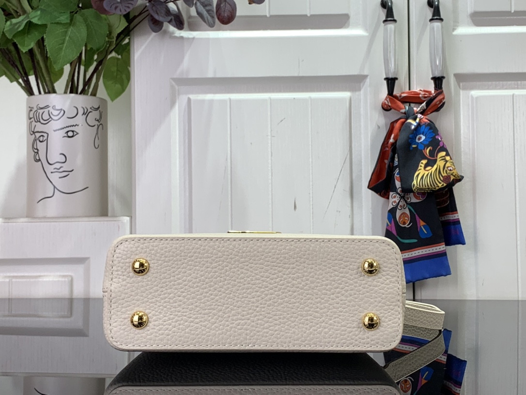 LV Capucines Mini M24981 8.3 x 5.5 x 3.1 inches