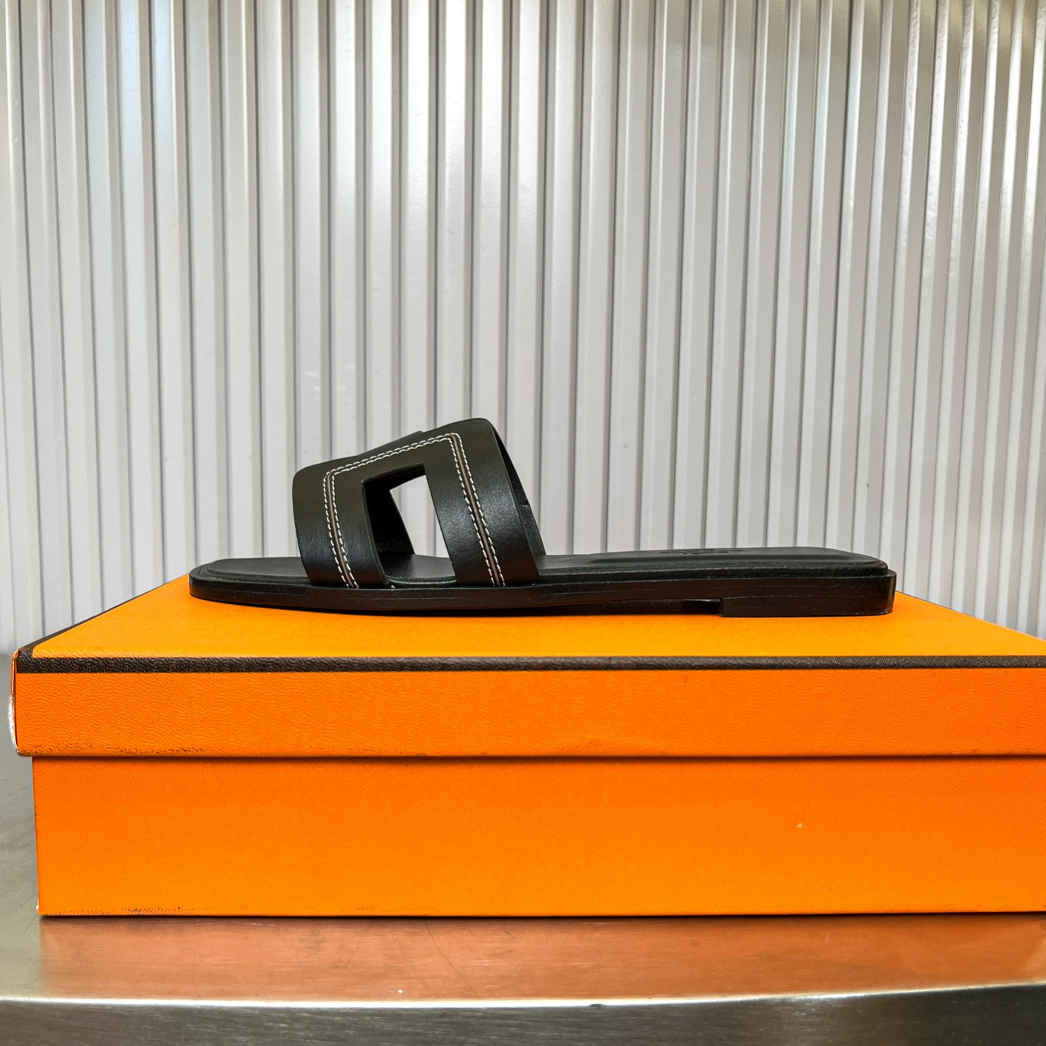 UA Hermès Oran sandal