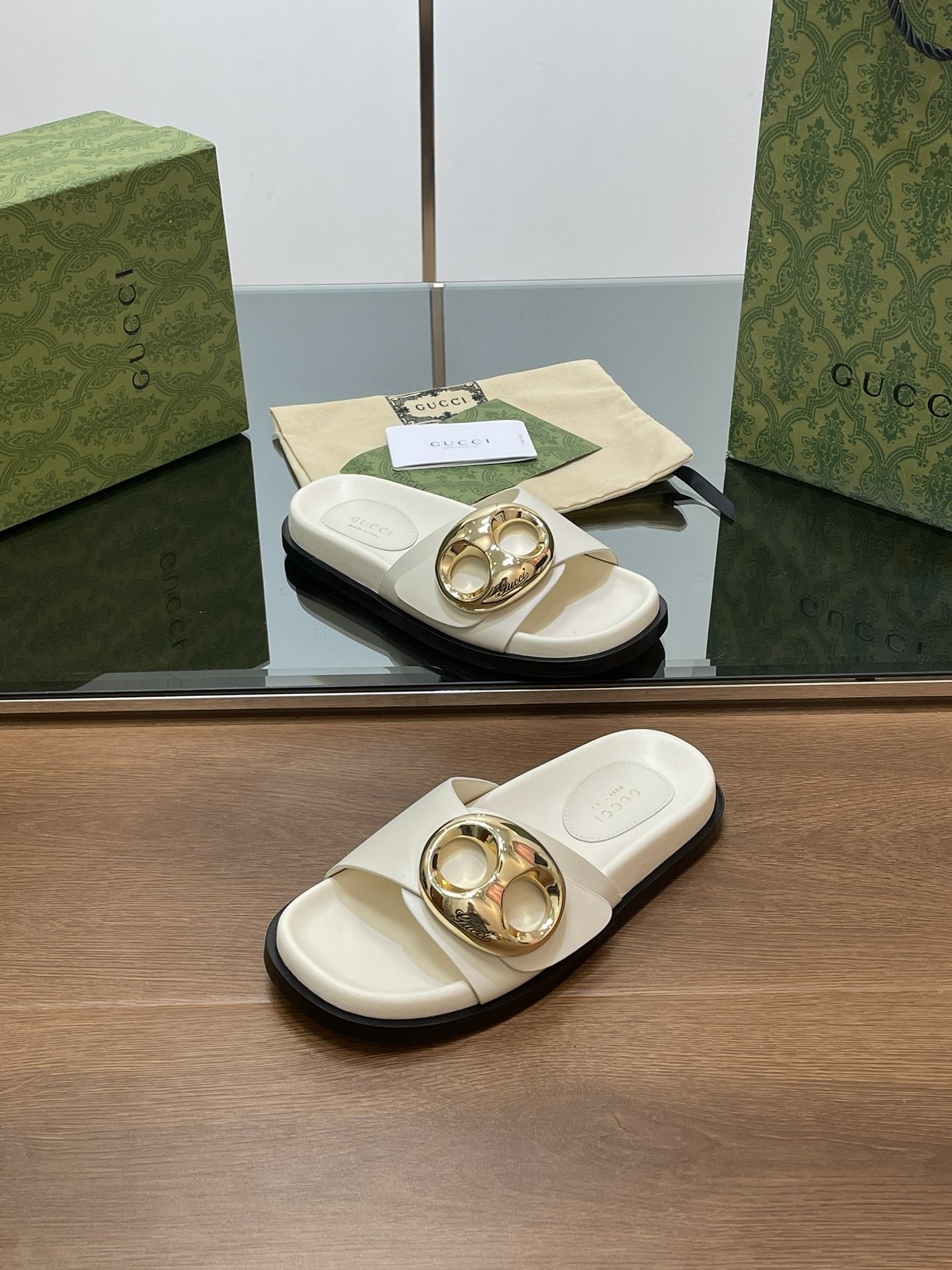 UA GUCCI MARINA CHAIN SLIDE SANDAL
