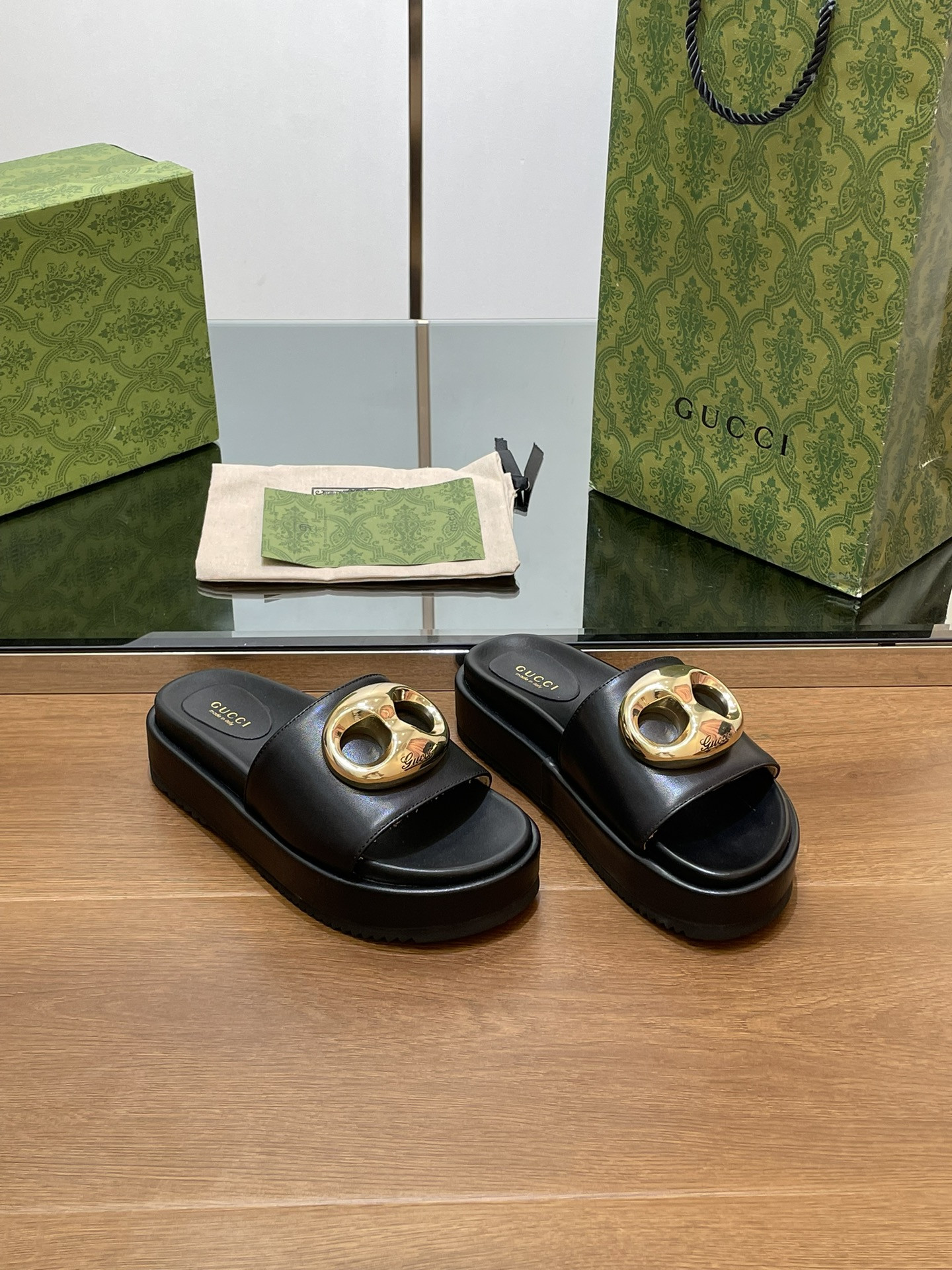 UA GUCCI MARINA CHAIN SLIDE