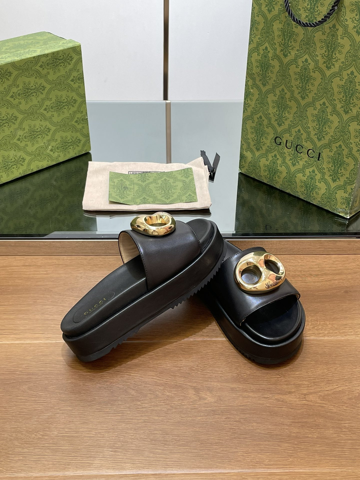 UA GUCCI MARINA CHAIN SLIDE