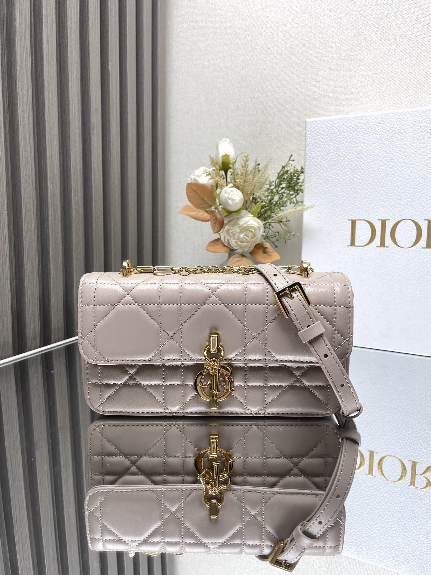 Dior Miss Daisy Mini Bag 22 x 12.5 x 4 cm