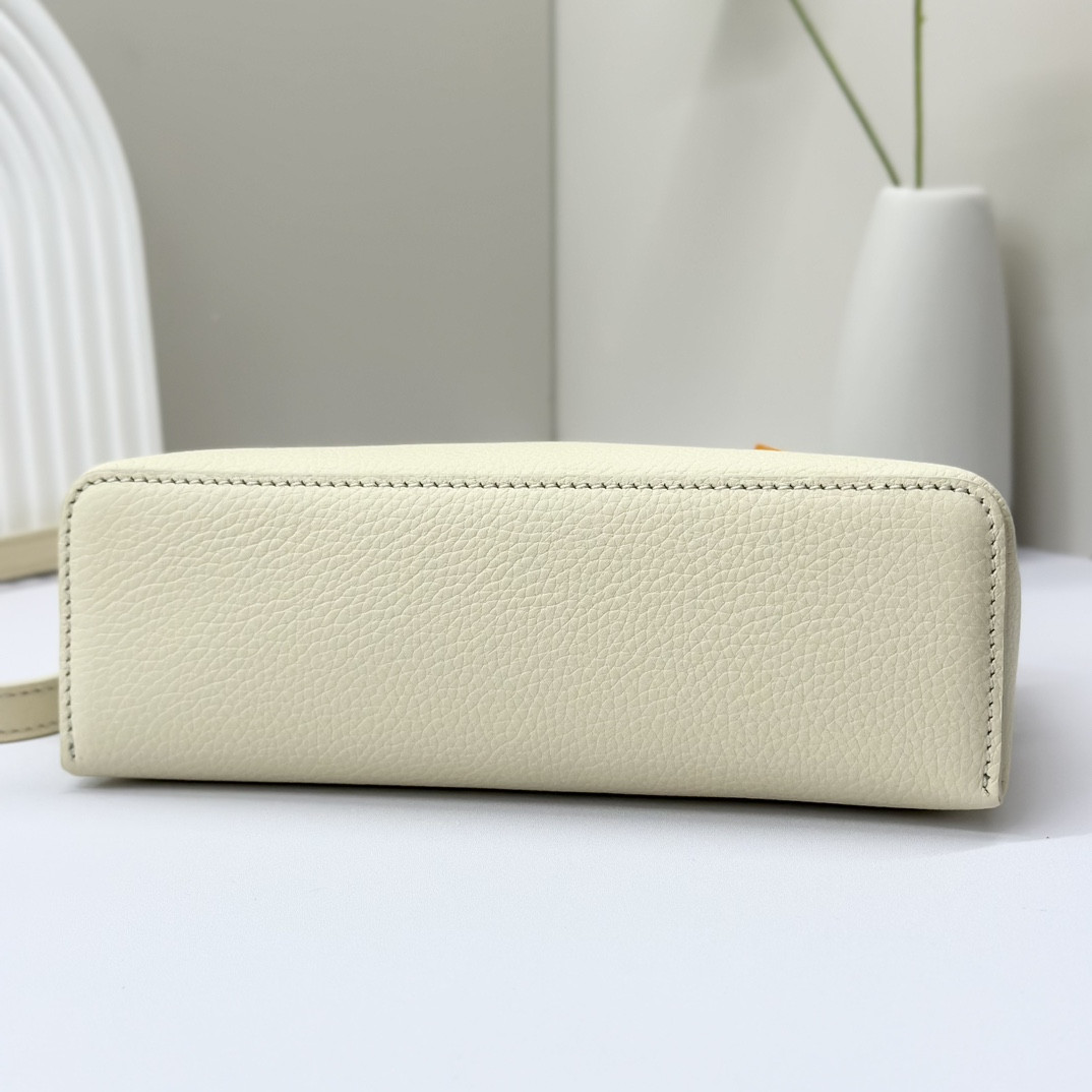 Loro Piana Extra Pocket L19 Grained Calfskin 11 x 19 x 6.5 cm