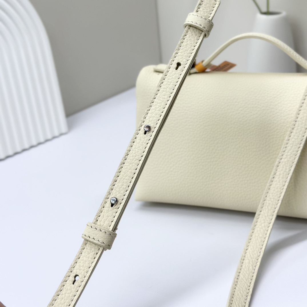 Loro Piana Extra Pocket L19 Grained Calfskin 11 x 19 x 6.5 cm