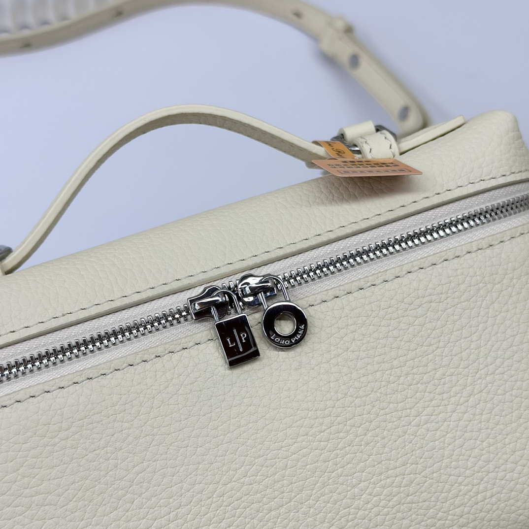 Loro Piana Extra Pocket L19 Grained Calfskin 11 x 19 x 6.5 cm