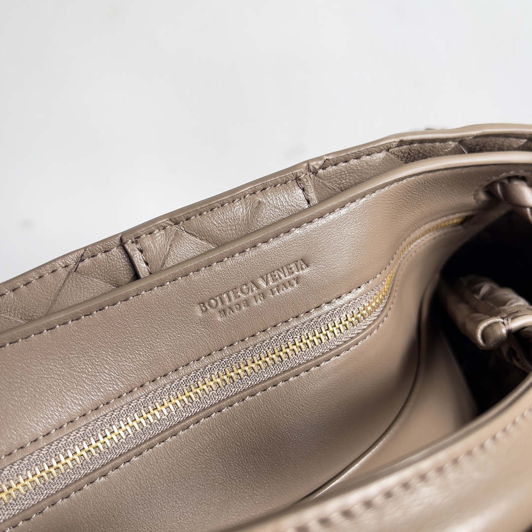 Bottega Veneta Small Andiamo 25x22x10.5cm