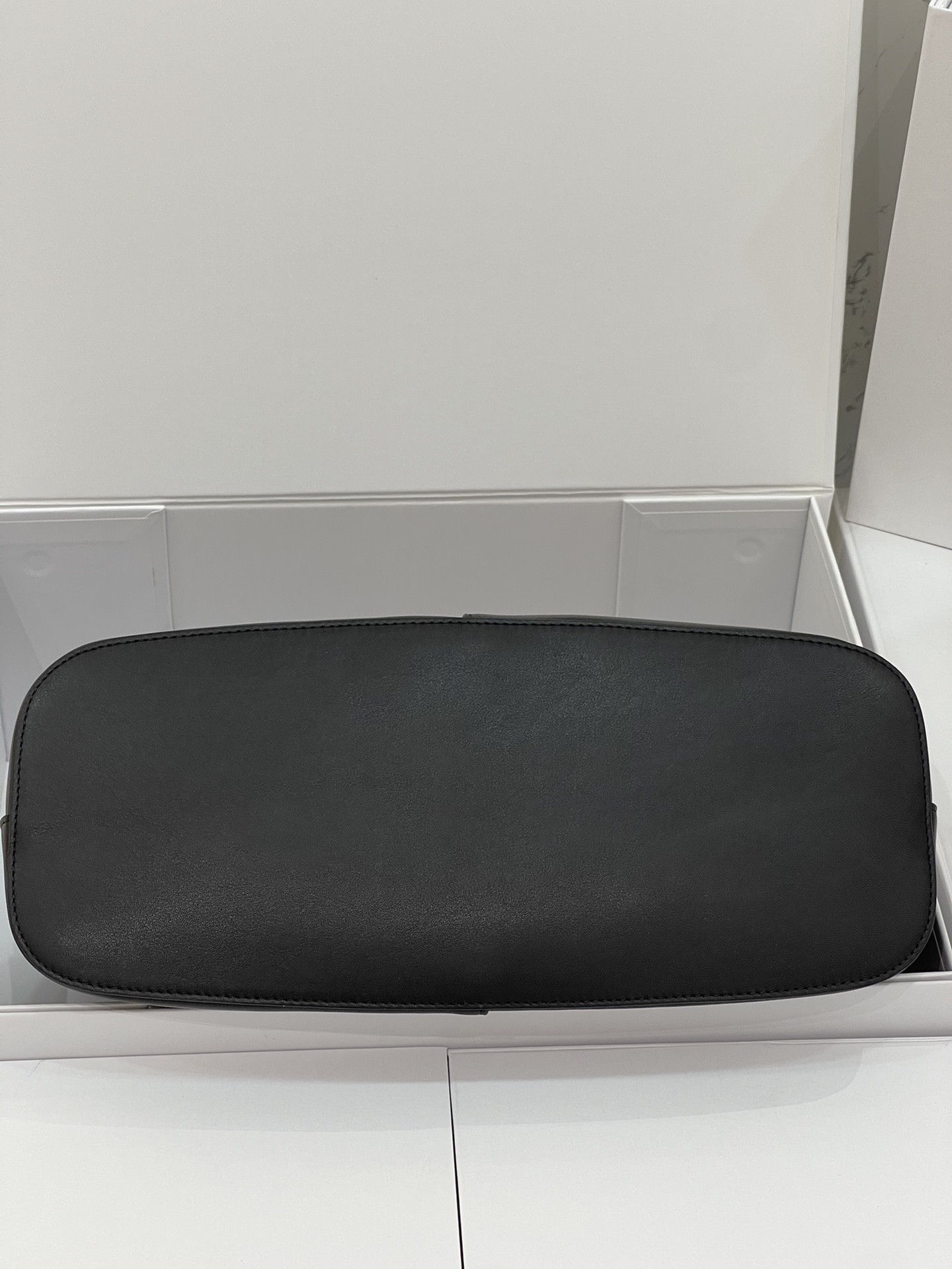 The Row Camdem  32x23x14cm