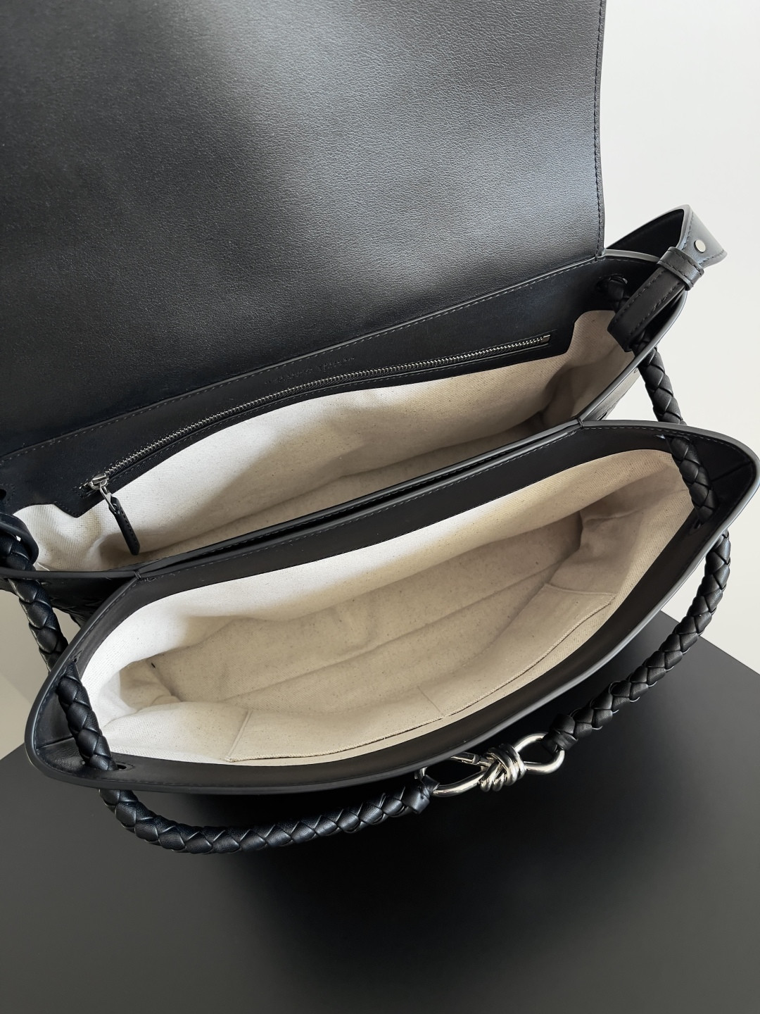 Bottega Veneta Medium Andiamo Messenger 37x26x13cm